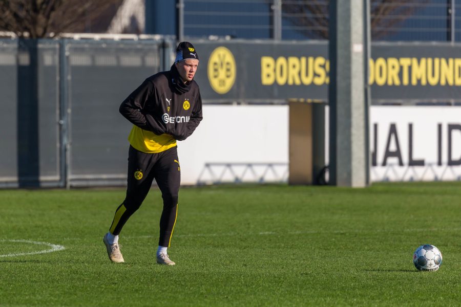 Erling Haaland warming up during a Borussia Dortmund practice.